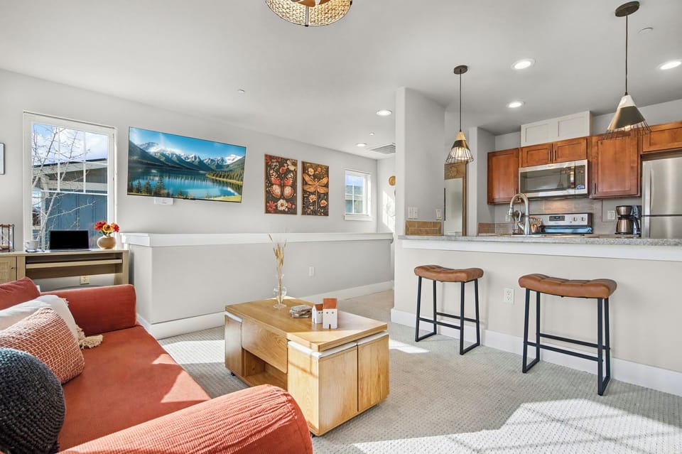 Studio Suite, 1 Queen Bed with Sofa bed, Balcony, Garden View (233 Urban Prairie St. Unit B) | Interior