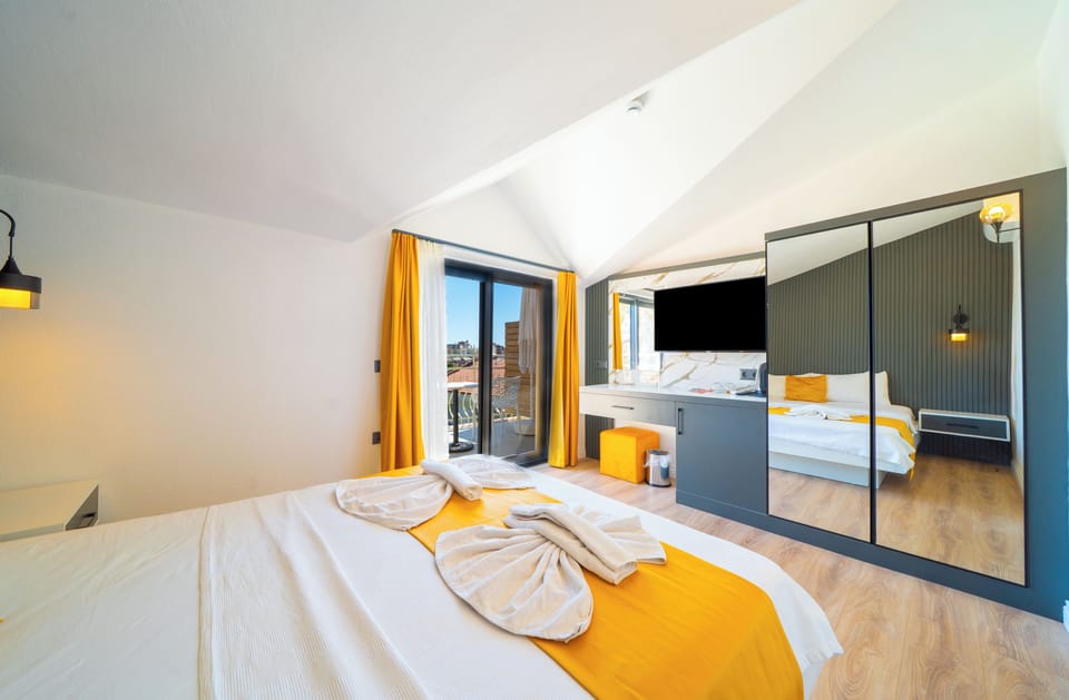 Deluxe Room, Balcony, Sea View | Free WiFi, bed sheets