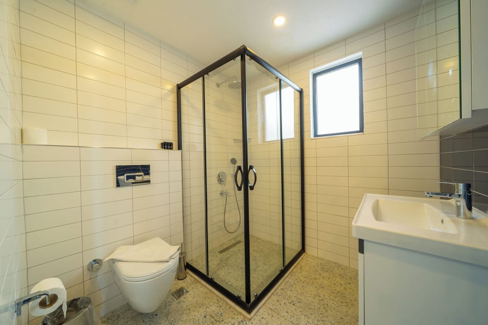 Deluxe Room, Balcony, Sea View | Bathroom | Shower, free toiletries, hair dryer, towels