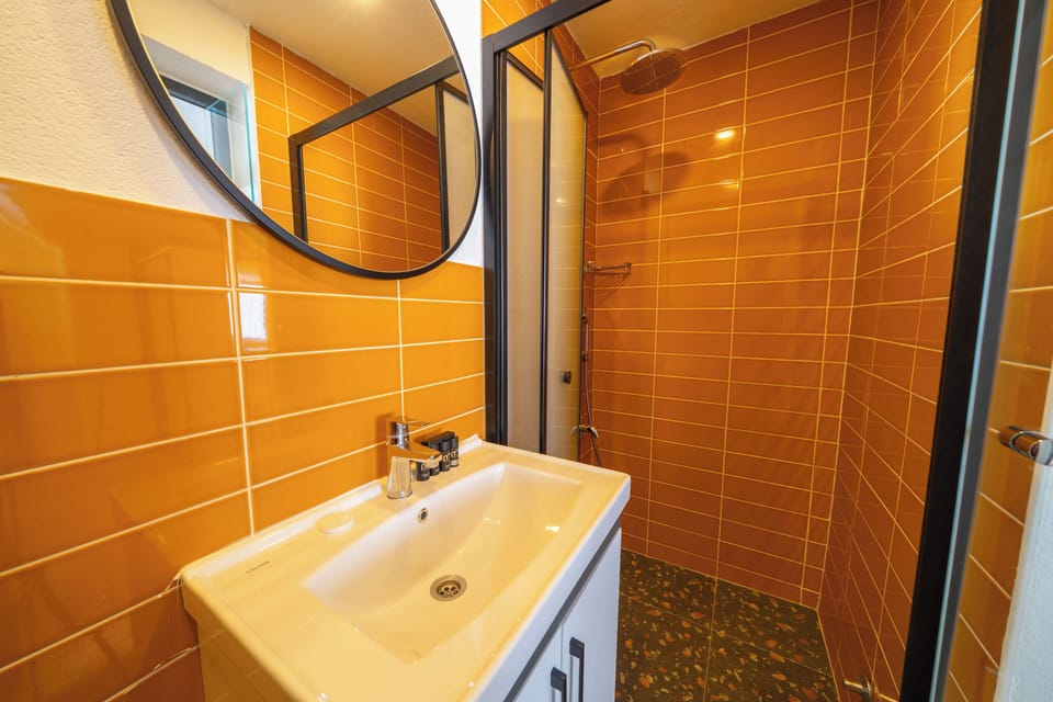 Economy Room, 2 Twin Beds | Bathroom | Shower, free toiletries, hair dryer, towels