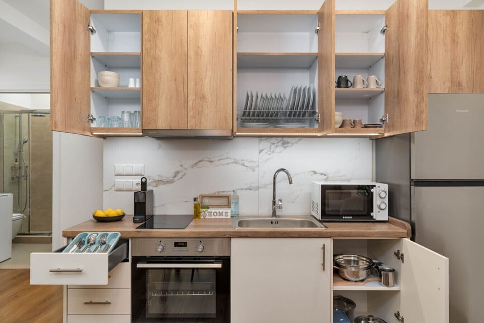 Fully stocked kitchen storage (dishes, cookware & utensils)