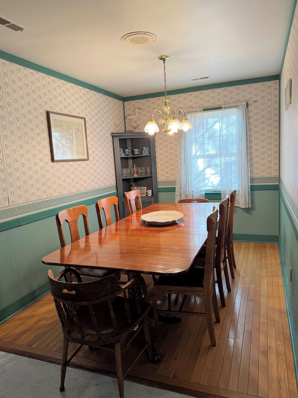 Dining area in kitchen.