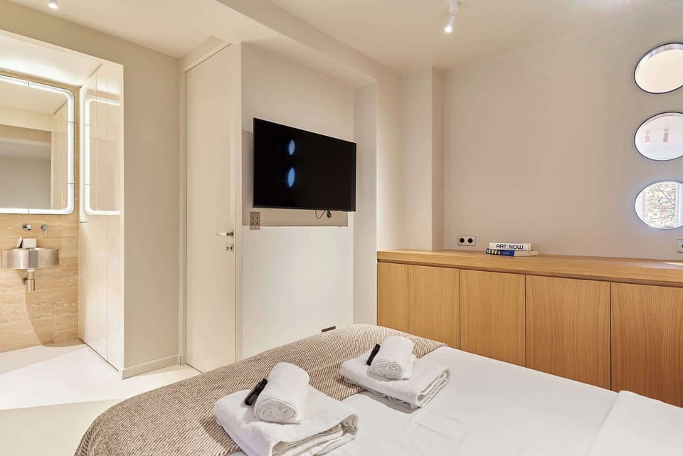 Chambre N2 (lit de 140cm), bureau et salle de bain