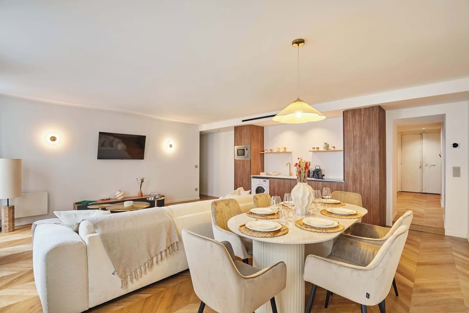 Salon avec cuisine ouverte et belle table pour diner