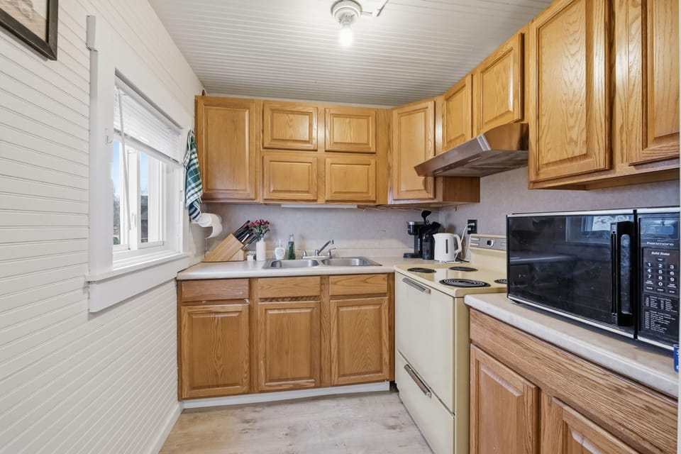 House, 4 Bedrooms | Private kitchen | Coffee/tea maker, fridge, oven