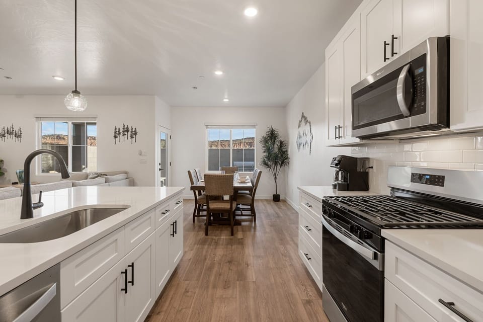 Townhome, 4 Bedrooms | Private kitchen | Coffee/tea maker, fridge, oven, toaster