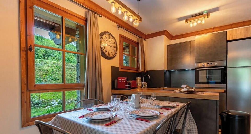 Dining & Kitchenette