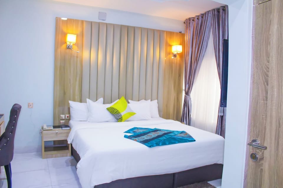 Premium bedding, in-room safe, free WiFi, bed sheets