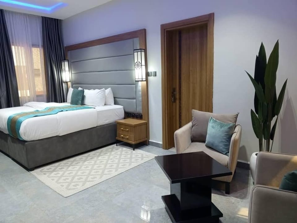 Classic Suite | Premium bedding, in-room safe, free WiFi, bed sheets