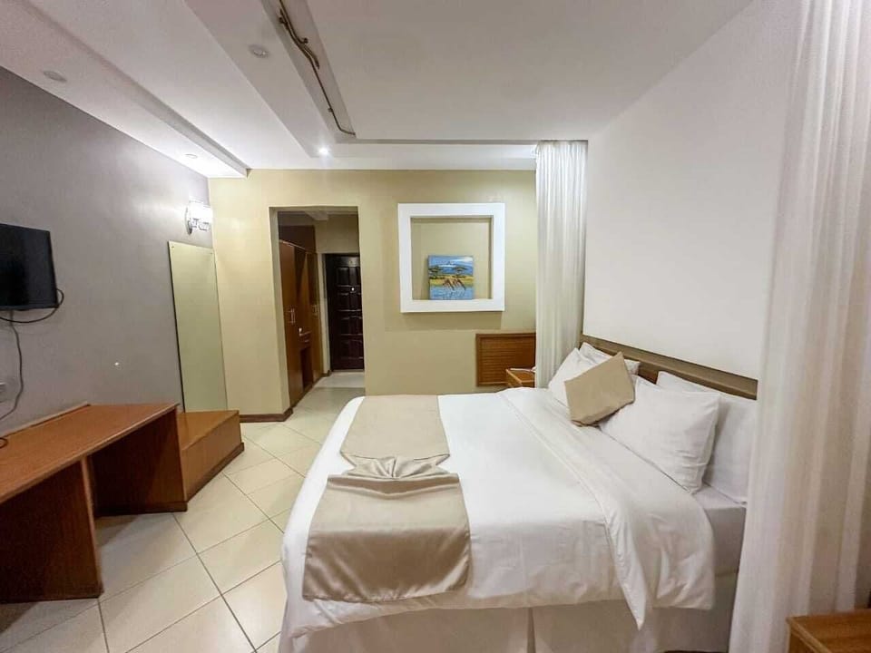Deluxe Double Room, Balcony, City View | Free WiFi, bed sheets