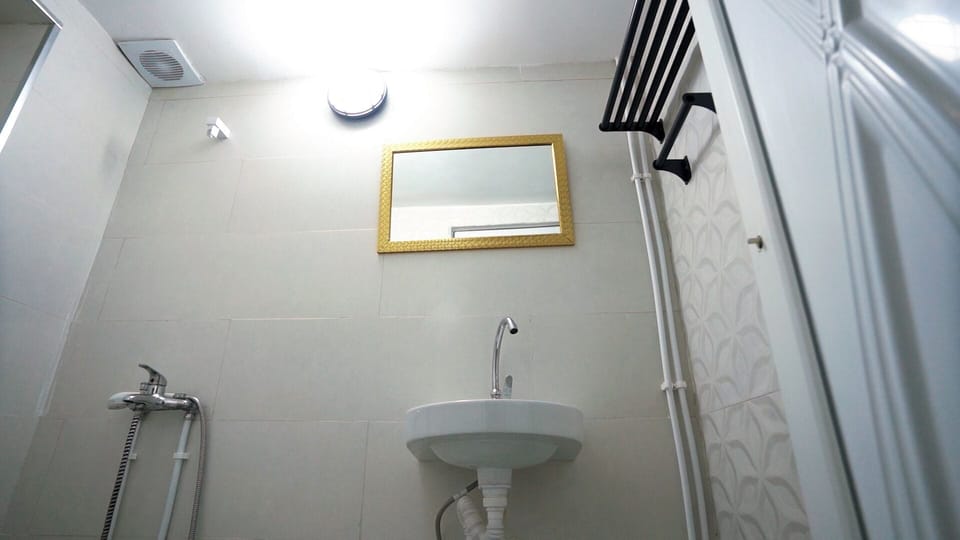 Basic Room | Bathroom