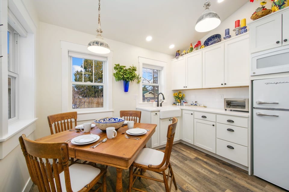 Apartment, 1 Queen Bed, Patio, Garden View (2045 W Mulberry St) | Dining