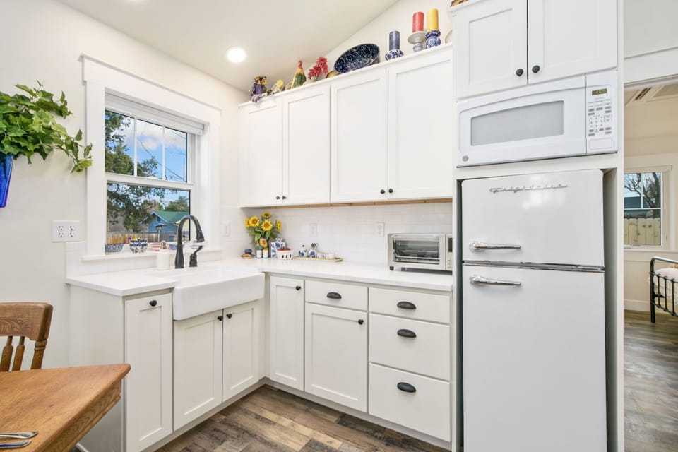 Apartment, 1 Queen Bed, Patio, Garden View (2045 W Mulberry St) | Private kitchen