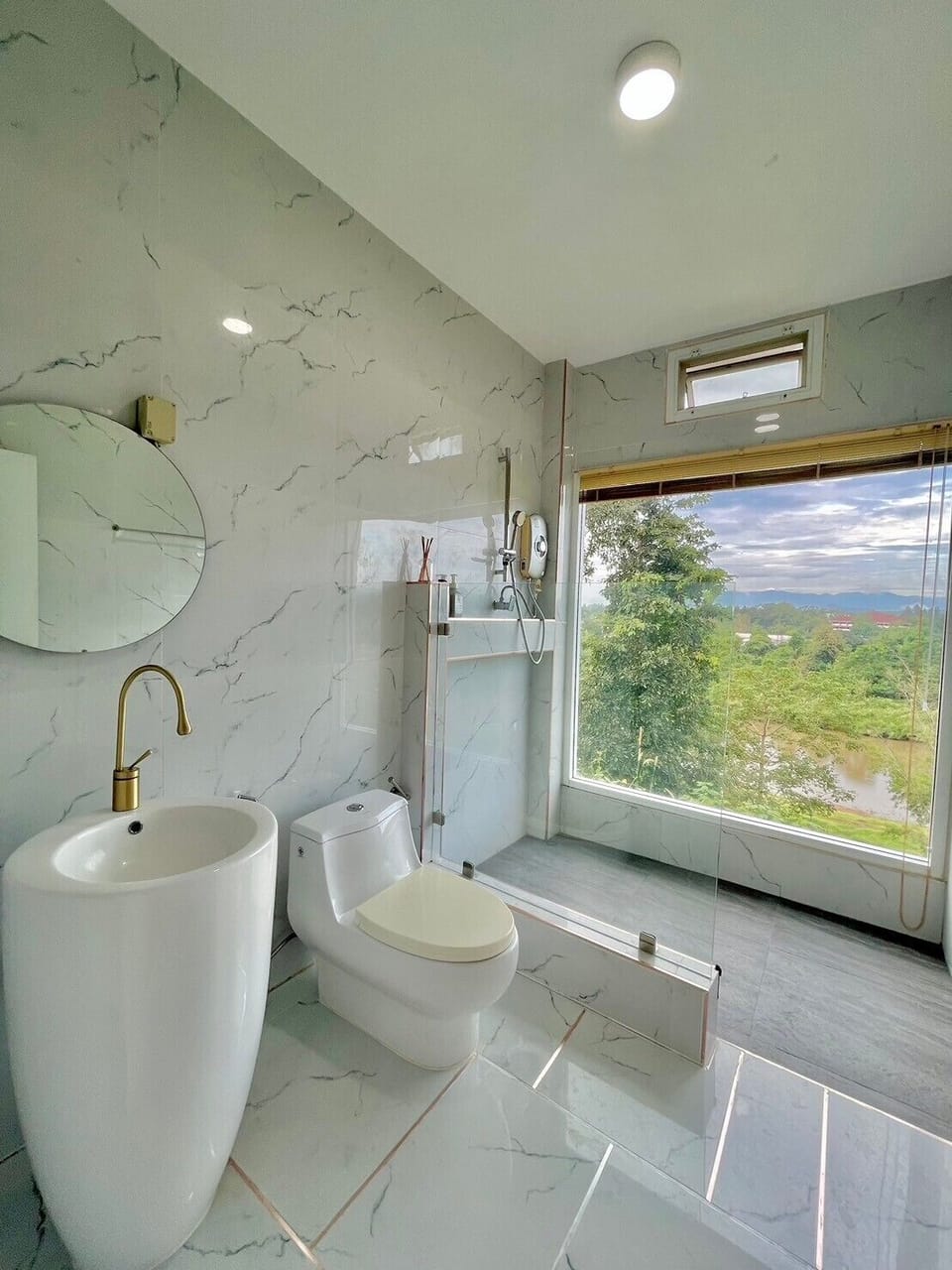 Deluxe Single Room, 1 King Bed | Bathroom | Shower, hair dryer, slippers, towels