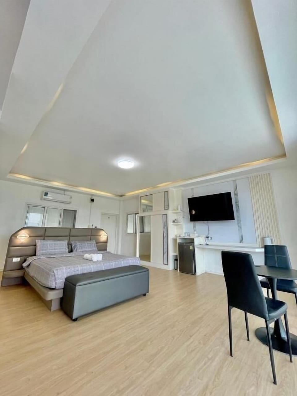 Desk, soundproofing, iron/ironing board, free WiFi