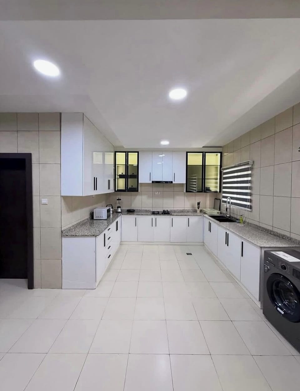 Economy Apartment, Balcony, City View | Private kitchen | Fridge, microwave, oven, stovetop