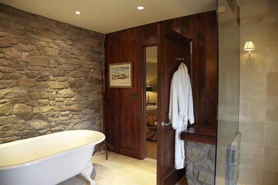 Double Room, Balcony, River View | Bathroom | Hair dryer, towels, soap, shampoo