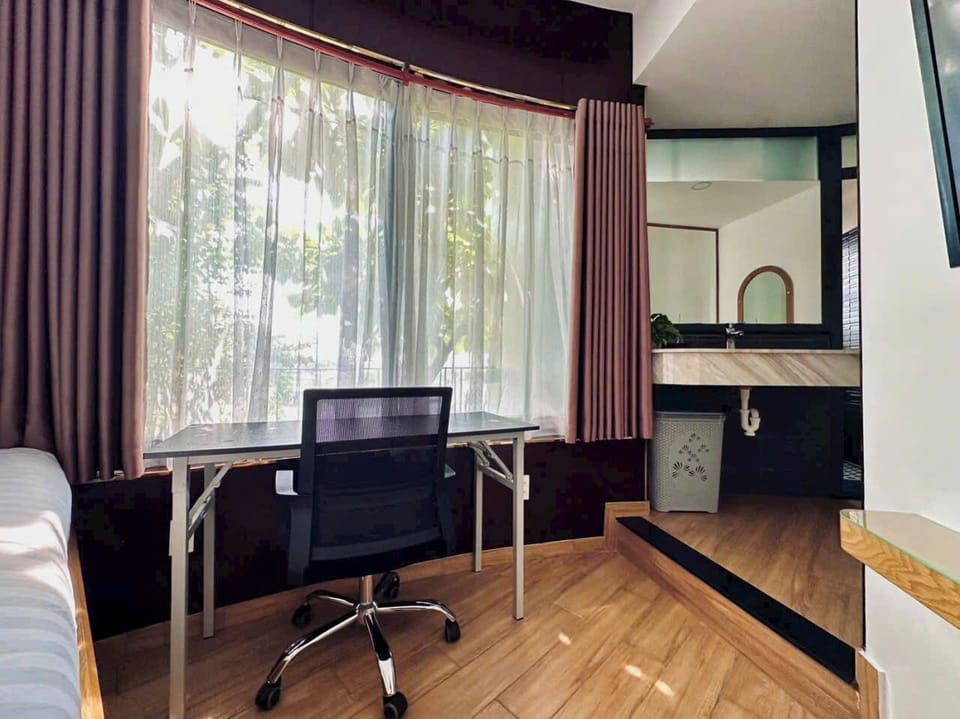 Desk, laptop workspace, free WiFi