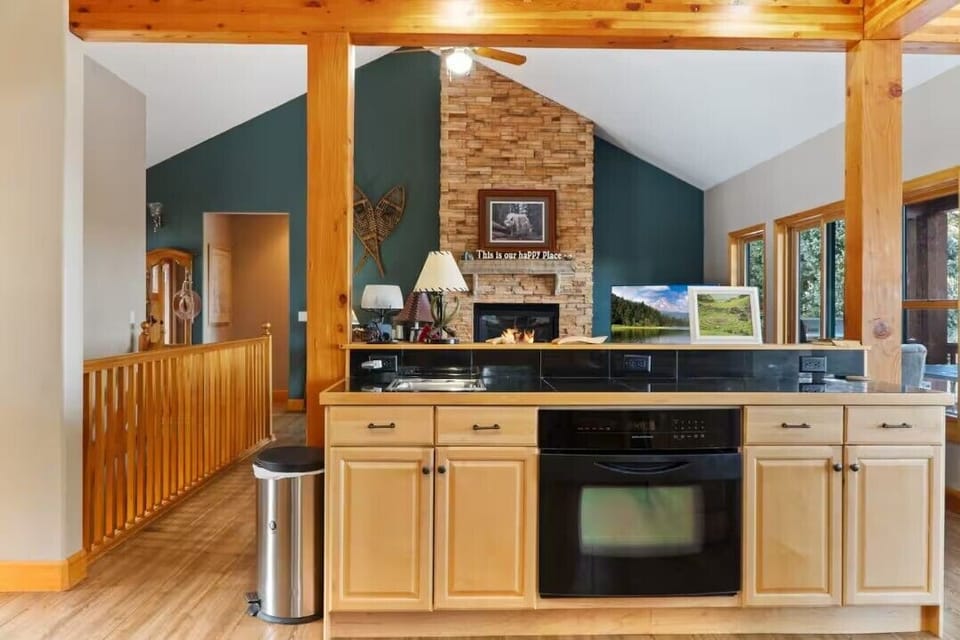 This well-equipped kitchen offers premium essentials and ample counter space