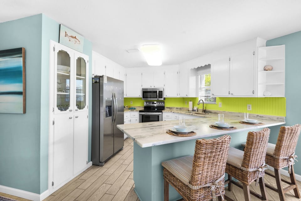 Eat-in kitchen bar seating