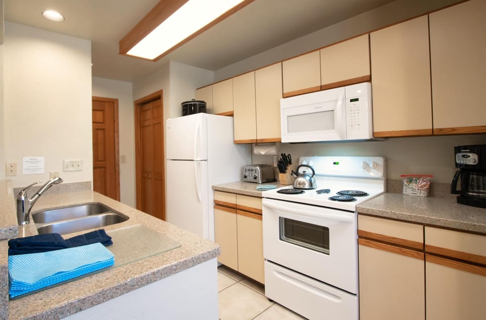 The full kitchen offers modern appliances and ample counter space, making it ideal for preparing meals during your stay.