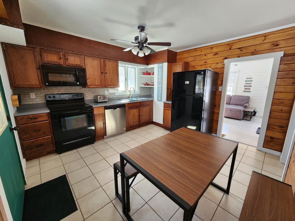 House, Air conditioning, Lakeside | Private kitchen | Cookware/dishes/utensils, spices, cleaning supplies