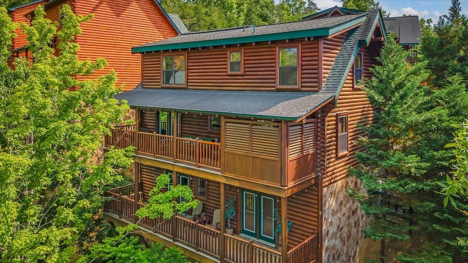 Exterior view of back of the cabin