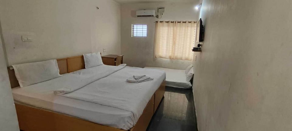 Family Quadruple Room | Desk, laptop workspace, soundproofing, free WiFi