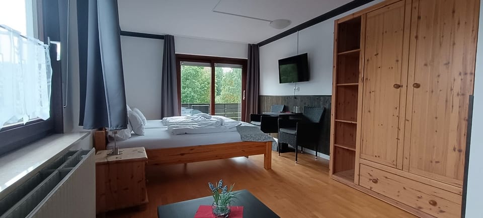 Travel crib, WiFi (free), bed sheets