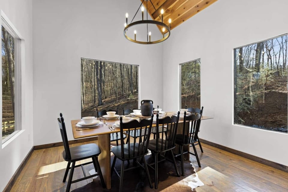 A bright dining space made for slow mornings and long family dinners