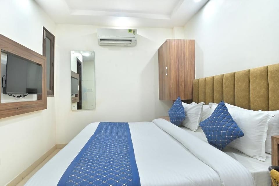 Desk, laptop workspace, iron/ironing board, free WiFi