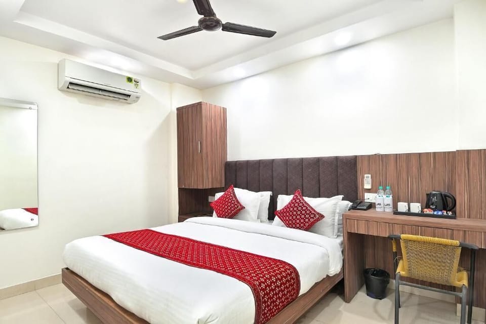 Desk, laptop workspace, iron/ironing board, free WiFi