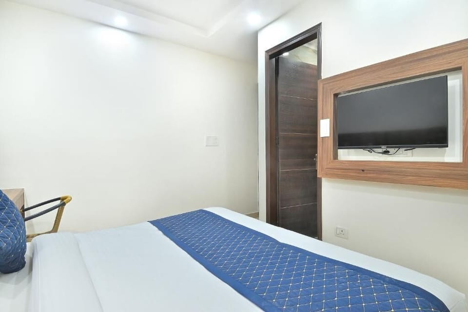 Desk, laptop workspace, iron/ironing board, free WiFi