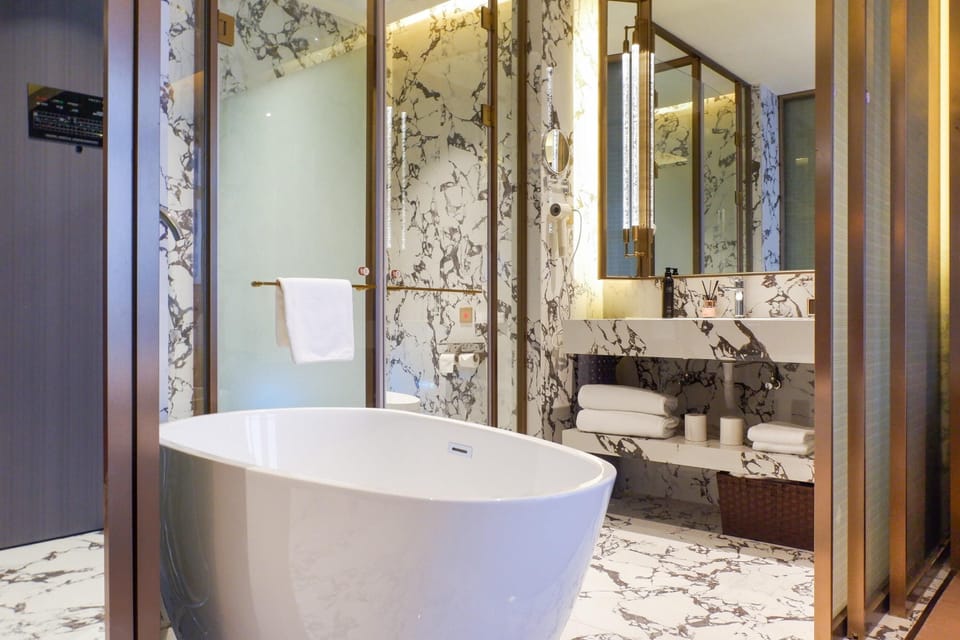 Deluxe Room, 2 Double Beds, Non Smoking | Bathroom
