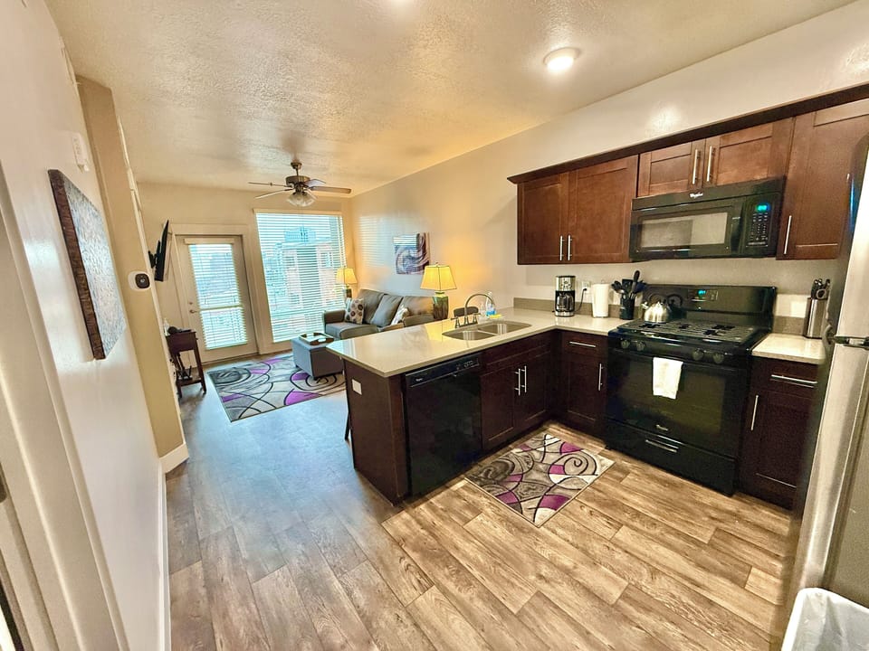 Luxury Condo, 1 Queen Bed with Sofa bed, City View | Private kitchen
