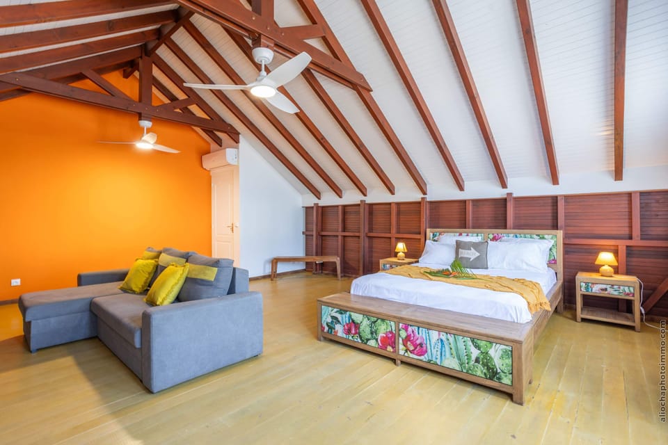 Chambre avec salon + TV et salle de bain attenante