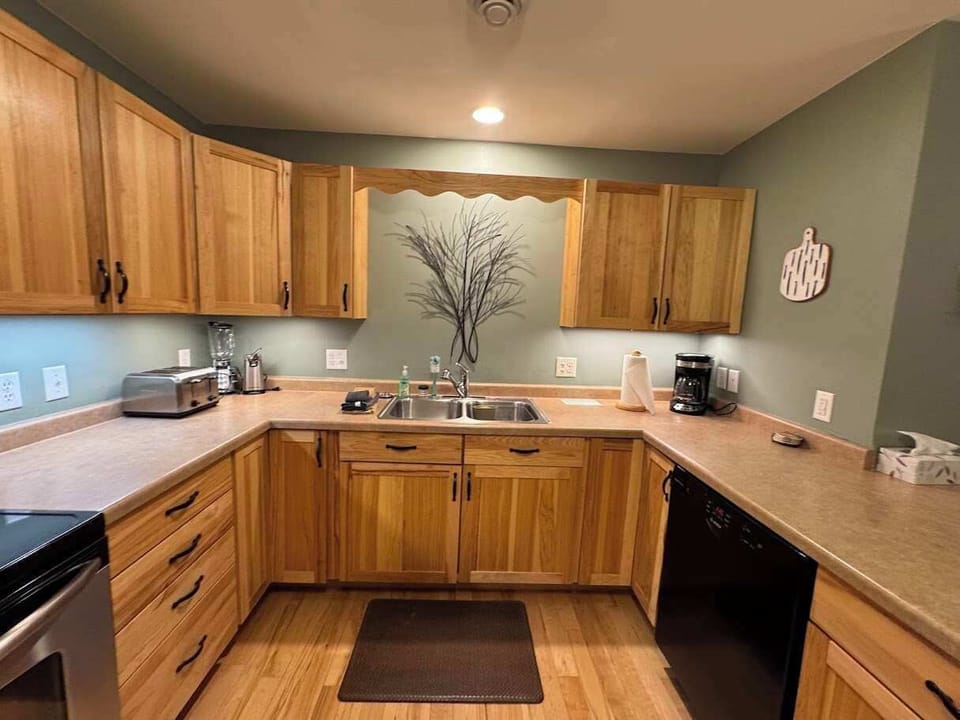 Townhome, Multiple Beds, Patio (Minocqua Lk Condo B7) | Private kitchen