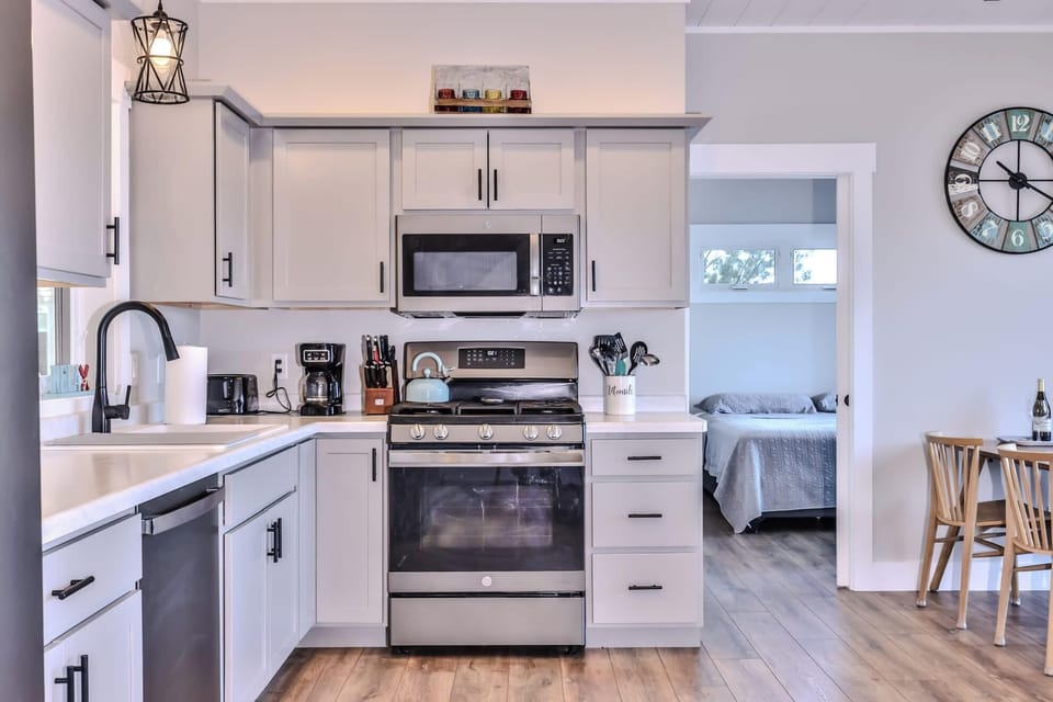 House, Multiple Beds, Patio (Shoreview Cottage) | Private kitchen