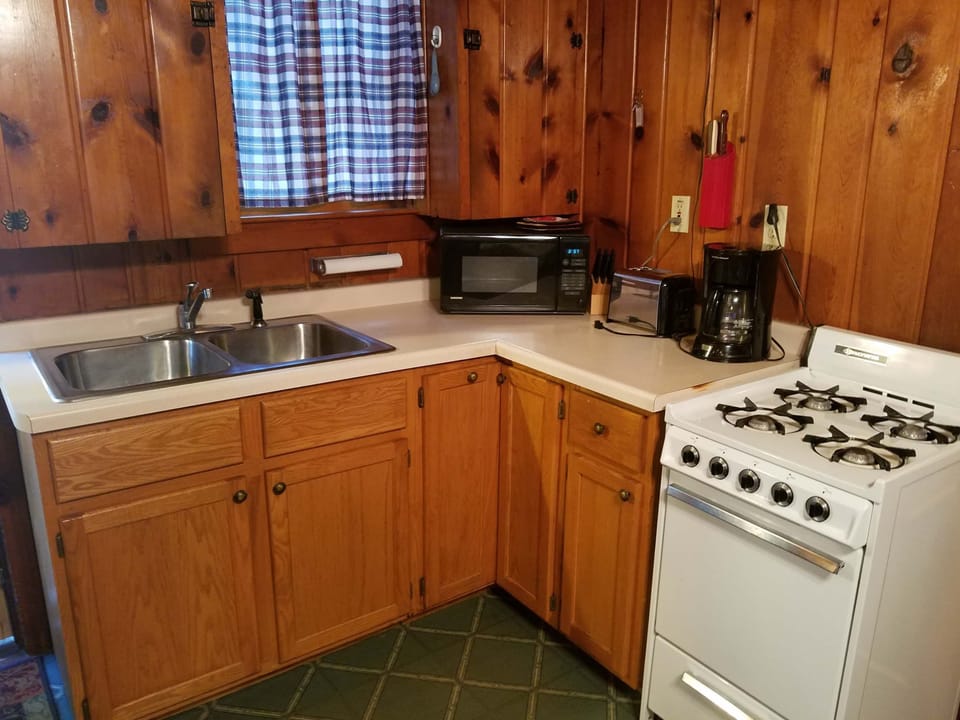 Cabin, Multiple Beds, Kitchen, Garden View (Old Stoney's Musky) | Private kitchen