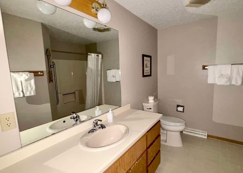 The Pointe Resort & Club 2 Bedroom Condo Apartment in Minocqua Lake