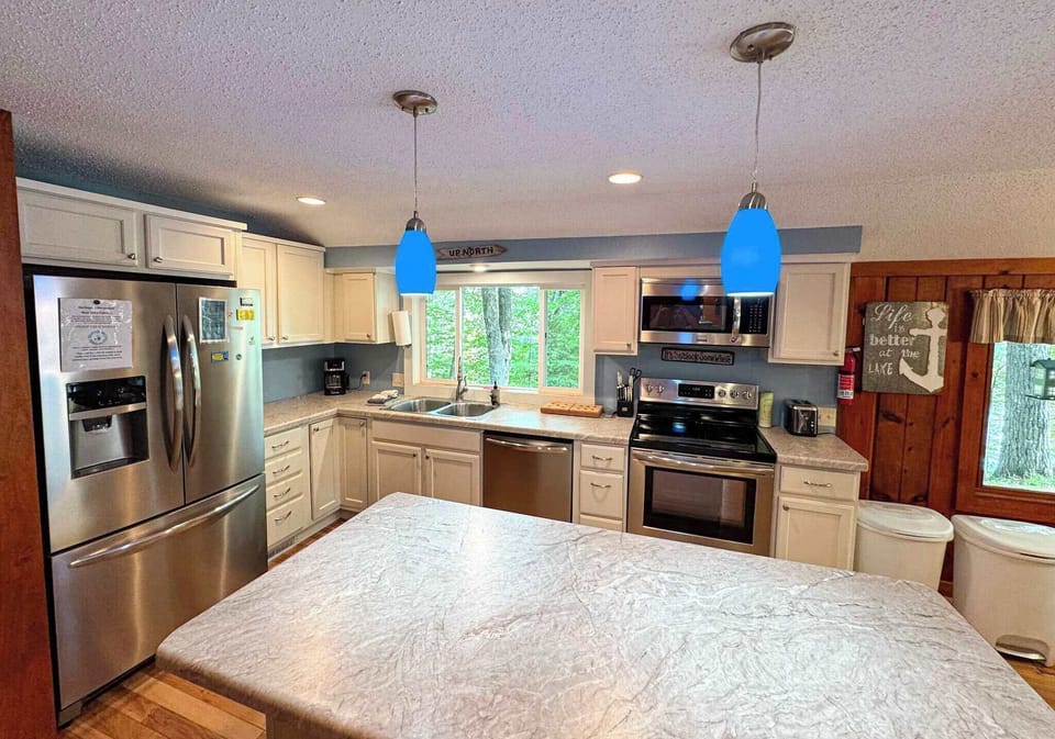 House, Multiple Beds, Patio (Blue Lake Cottage) | Private kitchen