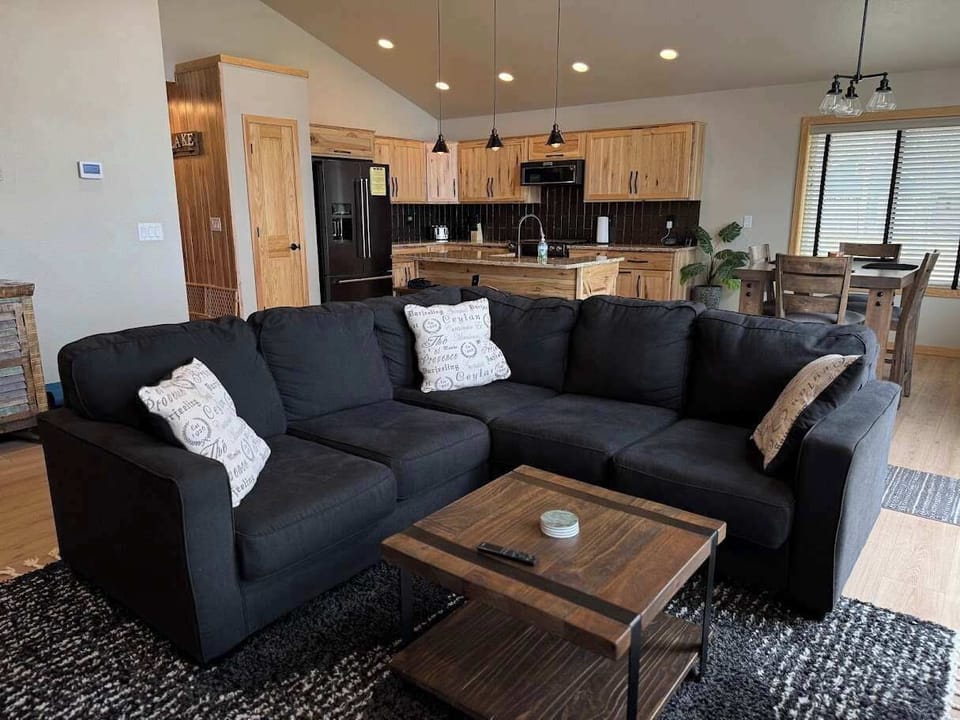 House, Multiple Beds, Patio (Fox's Den) | Living area