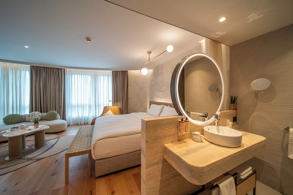 Premium Suite, 1 Double Bed | 1 bedroom, in-room safe, blackout drapes, soundproofing