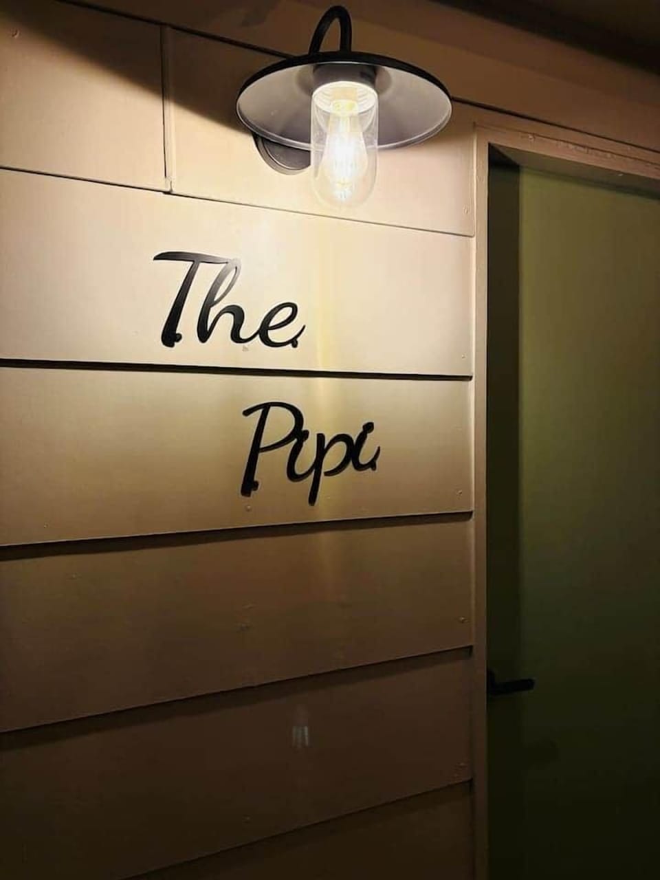 'The Pipi'
The crown jewel of the Shell Shack, available for an additional fee. A self-contained studio consisting of a new King Bed, an Ecosa Queen Sofa Bed, 65 inch TCL TV, new Kitchenette, renovated bathroom and a dedicated work from home space!