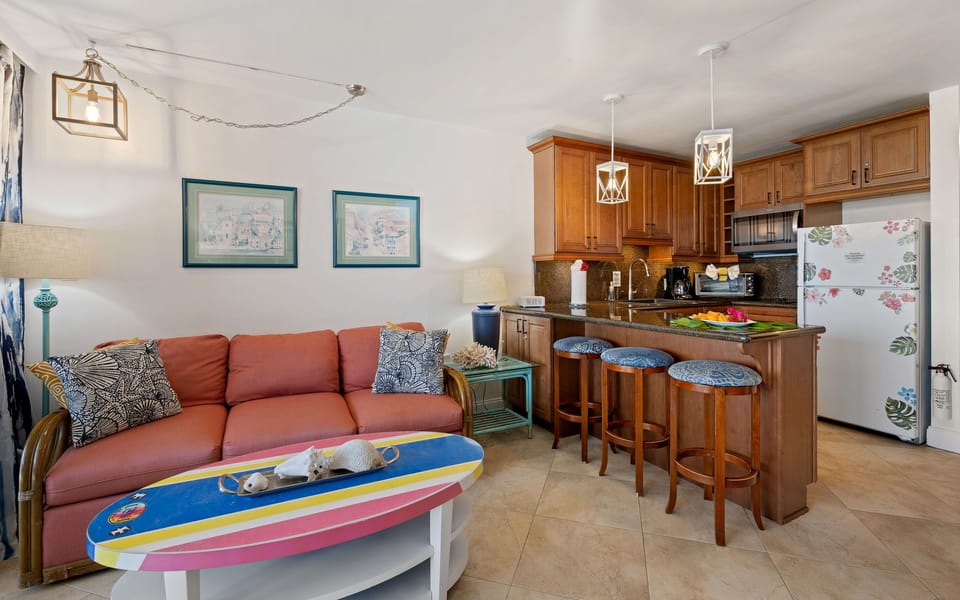 Pull up a seat for breakfast, coffee, or a quick bite before heading to the beach.