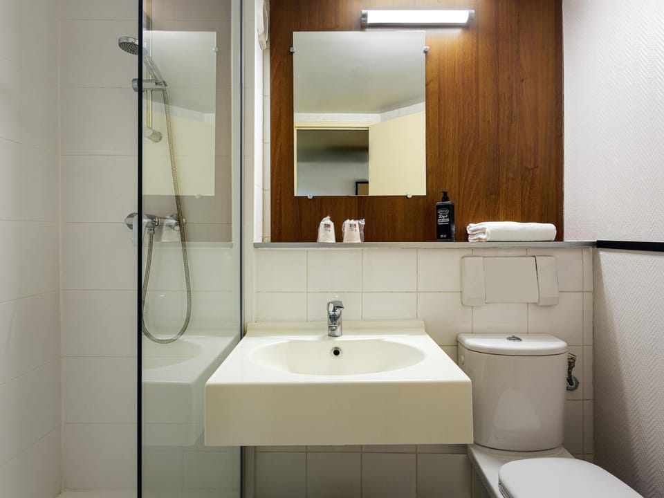 Bathtub, eco-friendly toiletries, towels