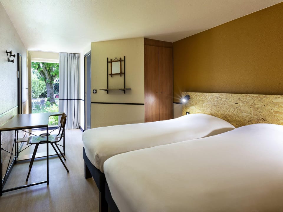 Room, 2 Twin Beds (Pop) | Blackout drapes, soundproofing, free WiFi, bed sheets