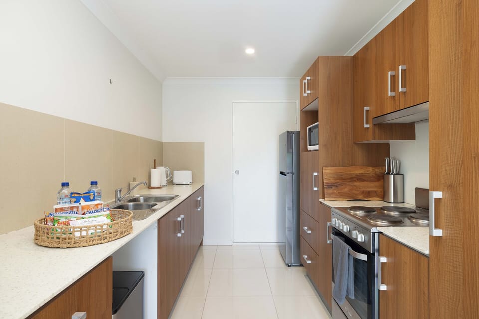 Standard Apartment | Private kitchen | Fridge, microwave, oven, stovetop