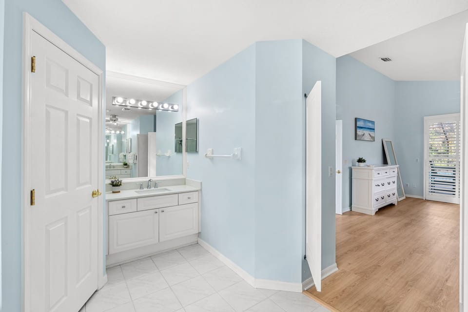 Master ensuite bathroom