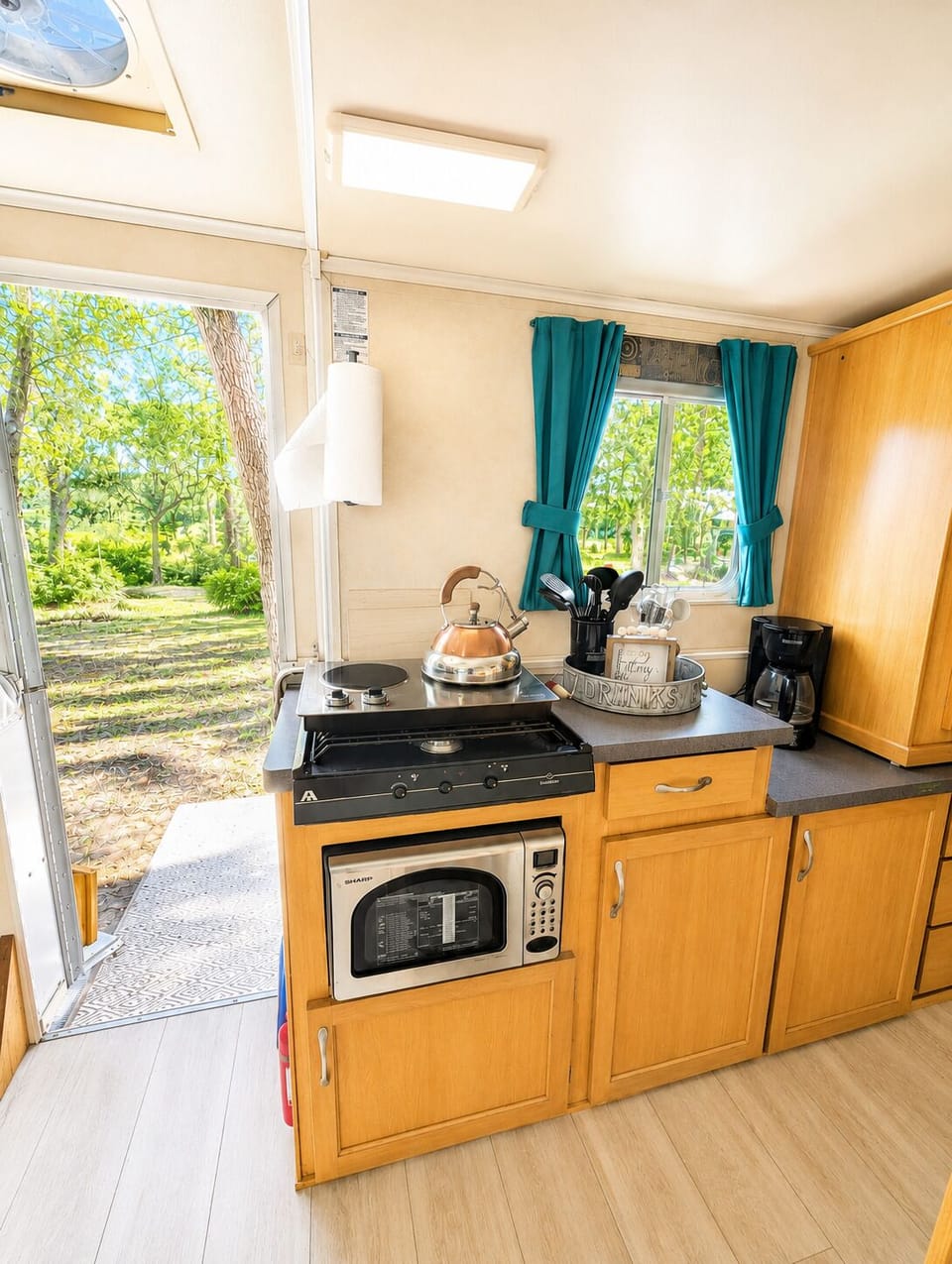 ☕ Everything you need for simple meals, morning coffee, and a comfortable stay.
